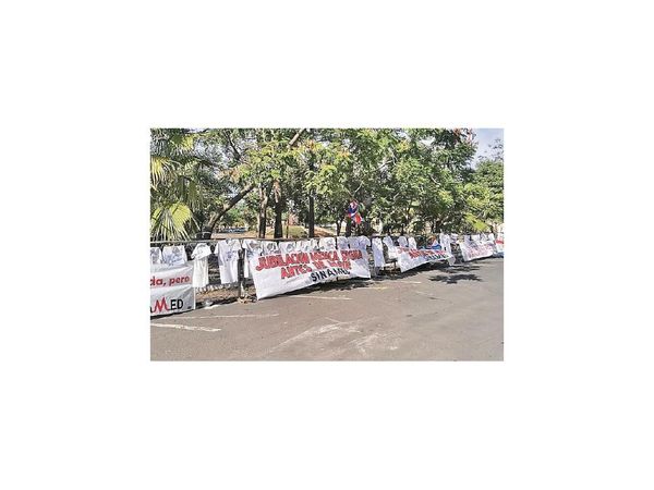 Médicos reclaman jubilación y reciben una contrapropuesta