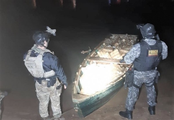 ENFRENTAMIENTO a tiros y una canoa con 700 kilos de DROGA en la Isla Acaray