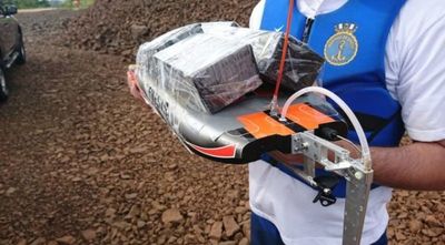 Ingenio de frontera: recurren a mini-barcos para transportar mercaderías