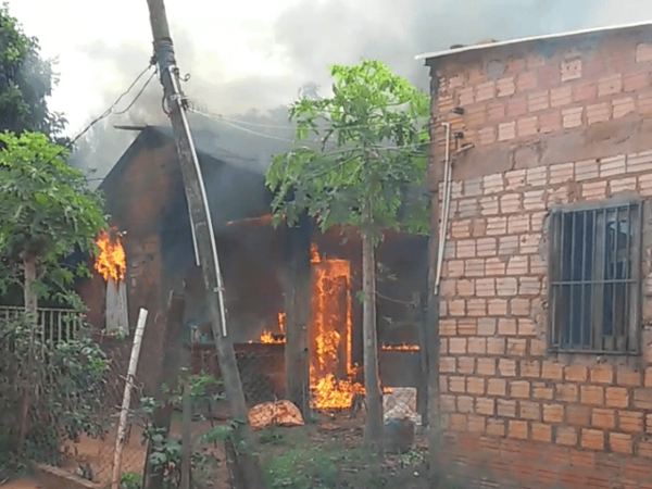 Incendio deja sin casa a humilde familia - Campo 9 Noticias