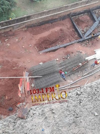 Desde un edificio cayó un caño de hierro sobre un trabajador albañil.