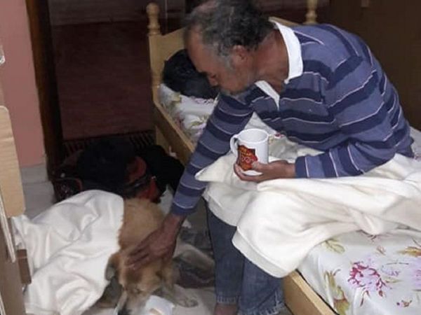 A pesar de intenso frío, no quiso ir a un albergue sin su perra