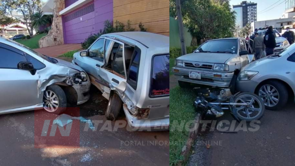 CONDUCTORA SE LLEVA POR DELANTE 3 VEHÍCULOS ESTACIONADOS