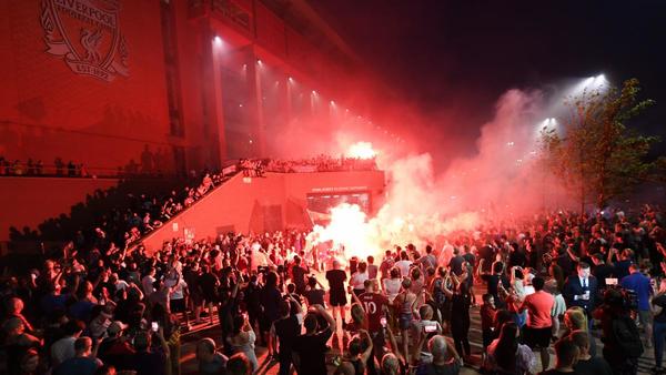 Liverpool repudia el acto de sus hinchas, que se agolparon frente al estadio para festejar el titulo - Megacadena — Últimas Noticias de Paraguay