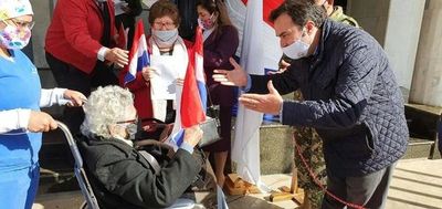 Adultos mayores regresan a sus casas tras 20 días de cuarentena - Nacionales - ABC Color