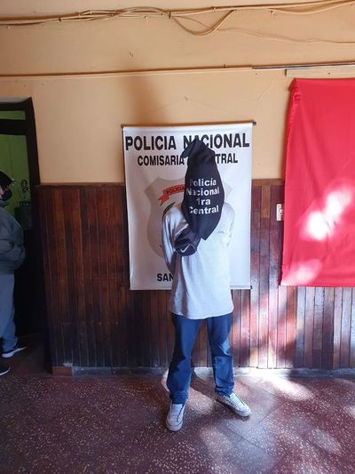 Policías detienen a cuatro personas en San Lorenzo - Nacionales - ABC Color