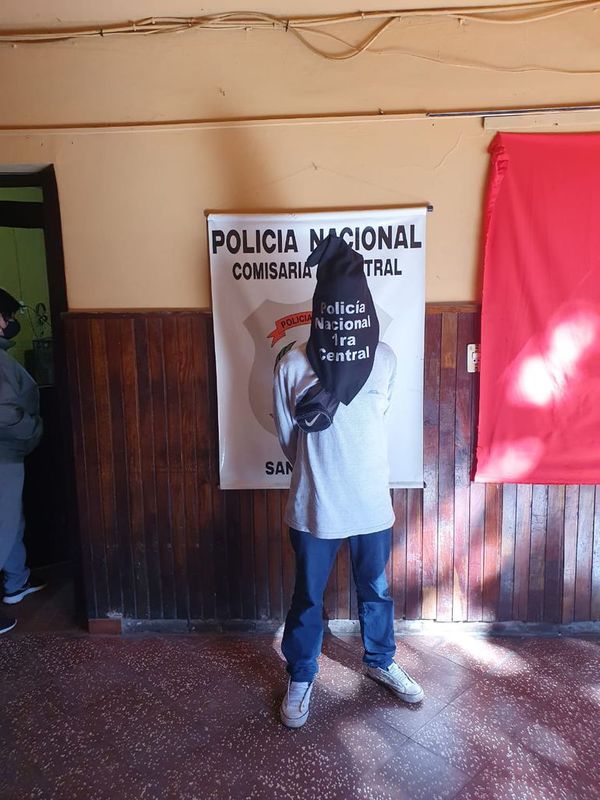 Policías detienen a cuatro personas en San Lorenzo - Nacionales - ABC Color
