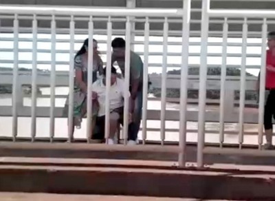 Mientras MARINOS COIMEAN delincuentes ASALTAN  en el PUENTE DE LA AMISTAD