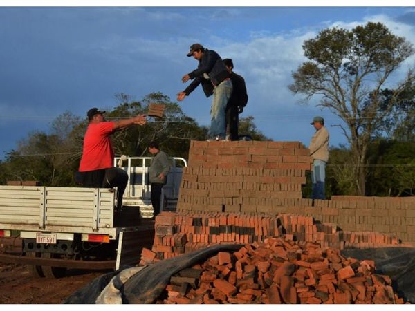Beneficiarán a 100 familias en Itapúa que viven de la olería