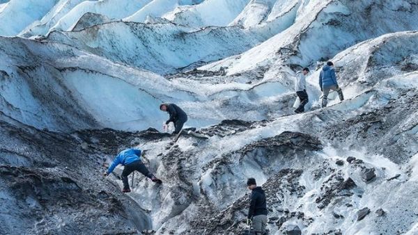 Hallan en un glaciar en Alaska escombros de un avión estrellado en 1952 y restos de los pasajeros