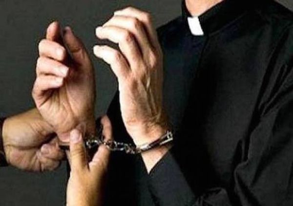 Sacerdotes en la mira de la Fiscalía en caso de abusos de líder religioso