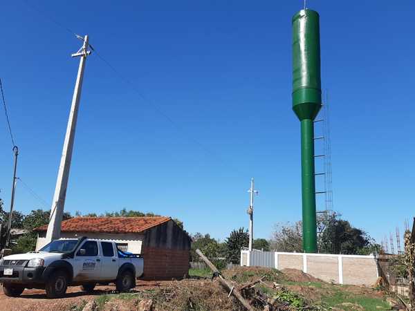 Vecinos denuncian que empresa disfraza antena de telefonía con tanque de agua