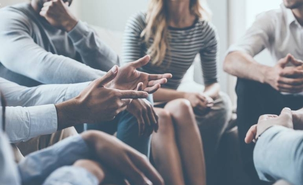 HOY / Reunirse con amigos es más riesgoso que ir a hacer una transacción económica