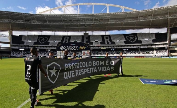 HOY / El Botafogo de 'Gatito' vuelve a la cancha con protestas contra el reinicio del fútbol
