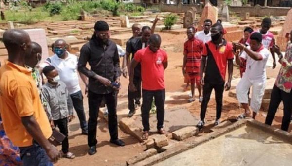 ¿Se olvida de Olimpia? Adebayor fue con una multitud al entierro de un jugador togolés