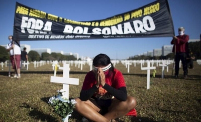 HOY / Mil cruces frente al Congreso de Brasil recuerdan a Bolsonaro las víctimas de COVID-19