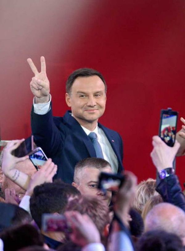 Duda gana las presidenciales polacas pero irá a segunda ronda, según sondeo