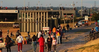 Costanera de Asunción se llenó de visitantes este domingo, mientras los casos sin nexo aumentan
