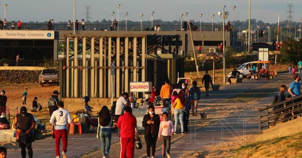 Costanera de Asunción se llenó de visitantes este domingo, mientras los casos sin nexo aumentan