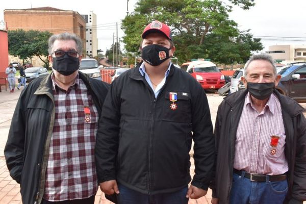 Bomberos condecoran al diputado Juancho Acosta y seccionaleros en Pedro Juan Caballero