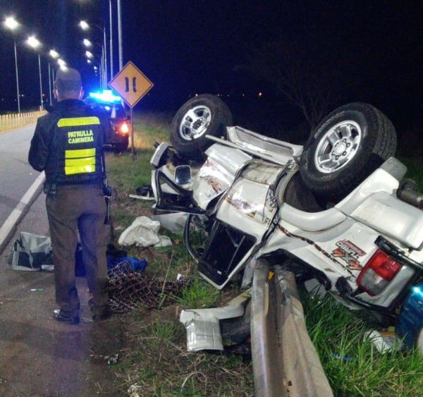 Dos heridos tras vuelco de camioneta en Carapeguá - Nacionales - ABC Color