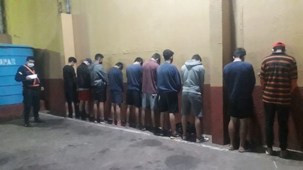Detienen a 11 jóvenes que jugaban fútbol - Nacionales - ABC Color