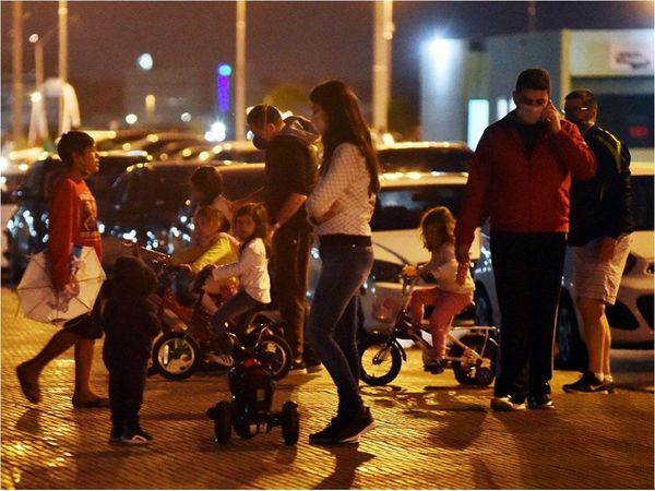 Relajo: Sin tapabocas y exponiendo a los niños