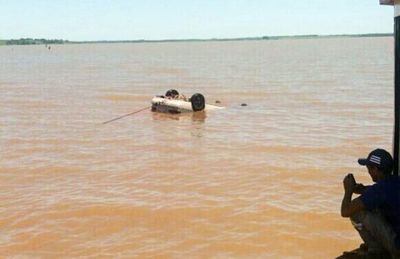 Rescatan vehículo y cuerpo que cayeron al Lago Yguazú