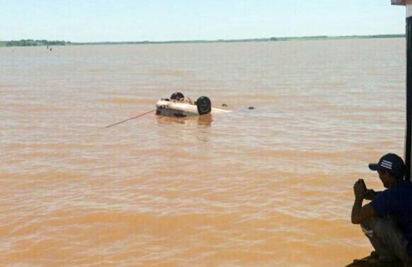 Rescatan vehículo y cuerpo que cayeron al Lago Yguazú