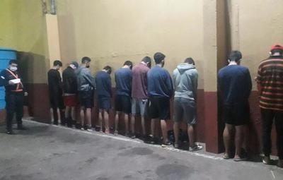 Detienen a 11 jóvenes por jugar fútbol
