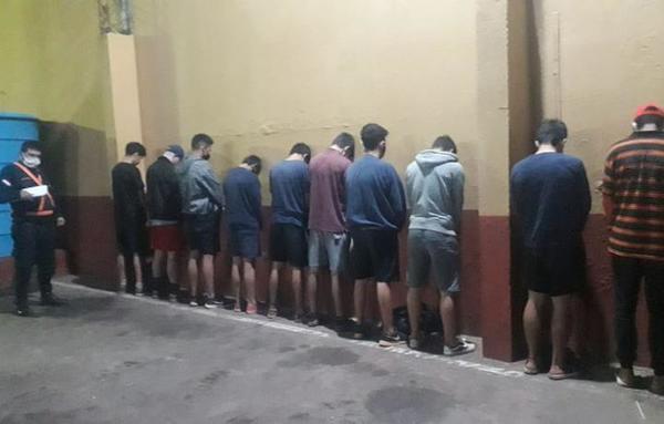 Detienen a 11 jóvenes por jugar fútbol