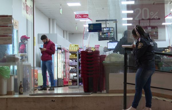 Asaltan dos locales de una cadena de tiendas