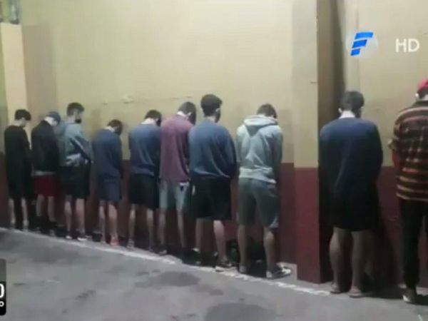 Policía detiene a 11 jóvenes por violación de cuarentena