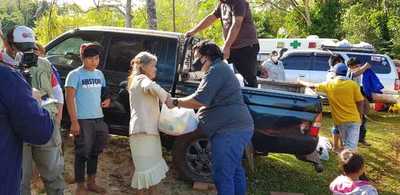 Paraguay MUD y Macan solidario entregan kits y ropas a comunidades indígenas de Presidente Franco