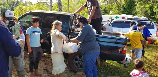 Paraguay MUD y Macan solidario entregan kits y ropas a comunidades indígenas de Presidente Franco