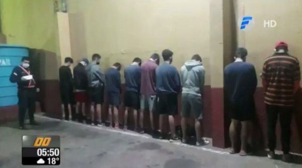 Policía detiene a 11 jóvenes por violación de cuarentena en San Lorenzo