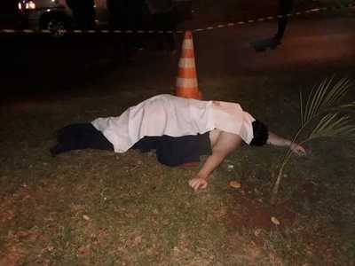 Hombre sufre infarto y muere al estrellarse contra un árbol