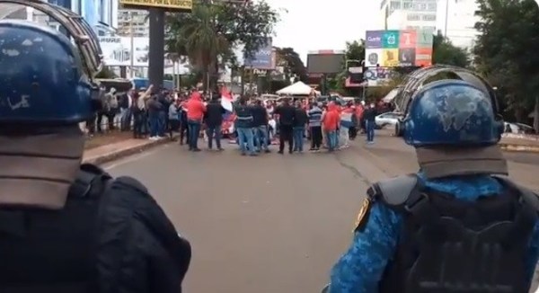 CDE: Se encadenan y bloquean zona primaria porque “están pasando hambre” - ADN Paraguayo