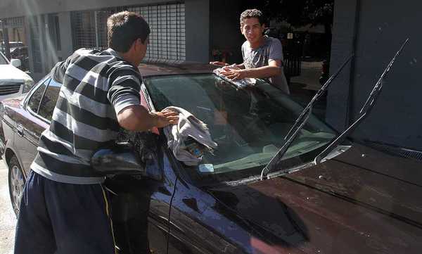 Cuidacoches amenazan con cierre de calles si no reciben kits de alimentos