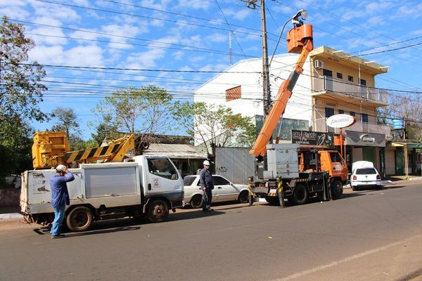 Reparan alumbrados públicos en Presidente Franco