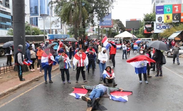 HOY / Manifestantes cierran ingreso a Ciudad del Este en protesta contra la corrupción