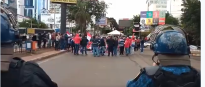 HOY / Pobladores de Ciudad del Este se manifiestan solicitando asistencia del Gobierno