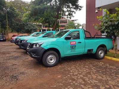 Oficina regional de la ANDE recibe nuevos vehículos