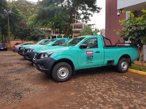 Oficina regional de la ANDE recibe nuevos vehículos