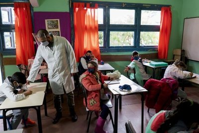 ¡Lento pero seguro! Miles de estudiantes regresaron hoy a las aulas en Uruguay - Megacadena — Últimas Noticias de Paraguay