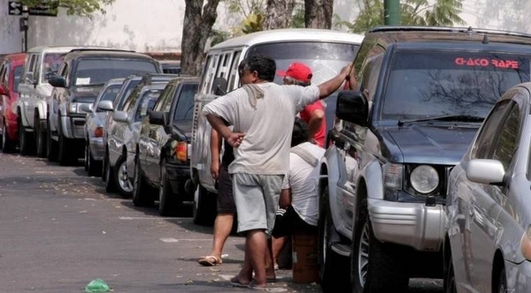 HOY / Cuidacoches advierten que cerrarán calles si no reciben kits de alimentos