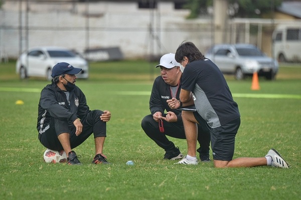 Robert Pereira y un cuerpo técnico que busca mostrar lo que sabe en Primera