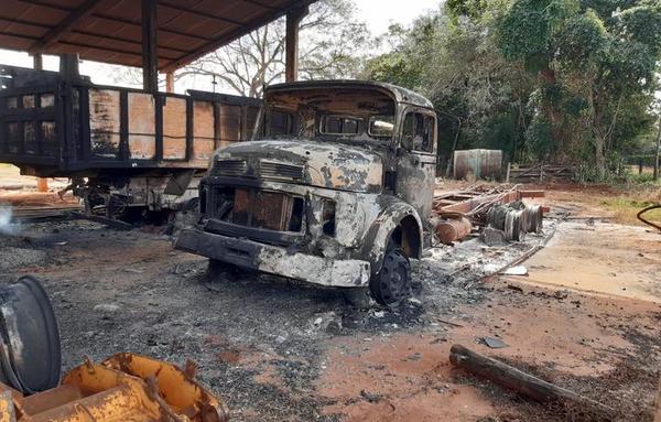 Queman maquinarias de una estancia en el norte