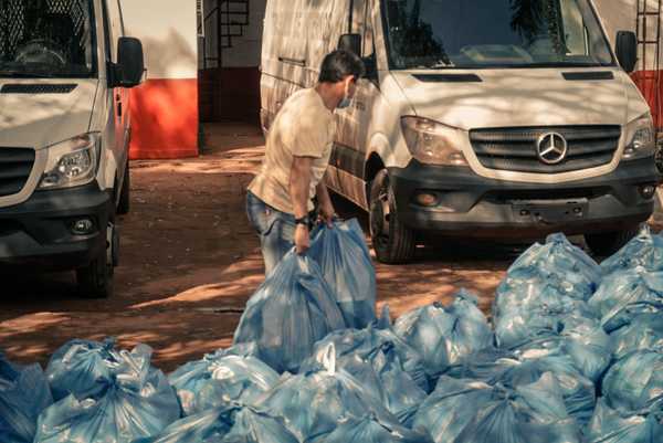 Shopping París hizo entrega de trajes de bioseguridad y unos 1.400 kits de aseo personal a la penitenciaria de CDE