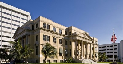 Corte Suprema de EEUU bloquea una ley para restringir el derecho al aborto
